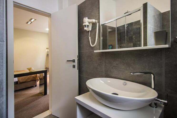 Central Luxury Rooms Omiš Eksteriør bilde